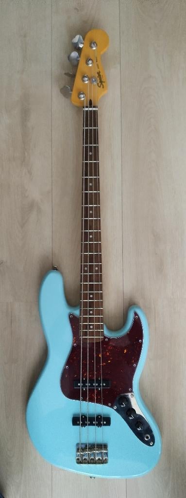 Squier CV Jazz Bass Daphne Blue 2025 + extra's, 300 euro!, Ophalen, Zo goed als nieuw, Elektrisch