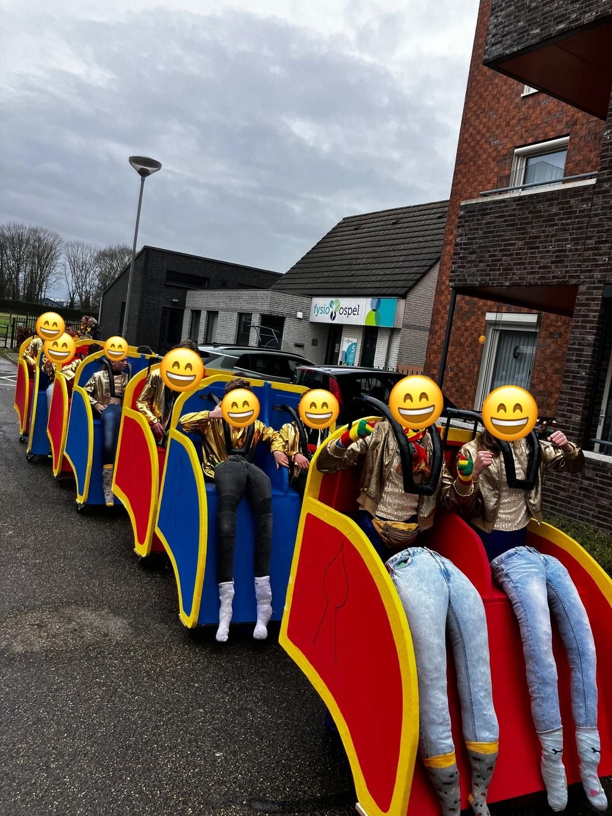 Carnavalsgroep. Achtbaankarretjes met kassa., Ophalen of Verzenden, Gebruikt, Kostuum, Carnaval