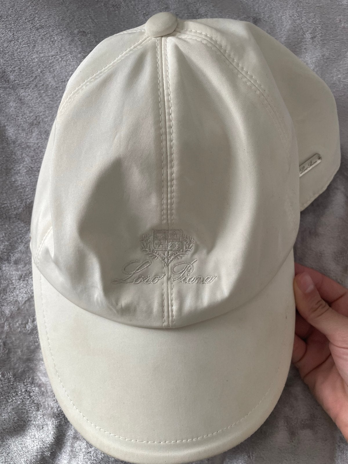 Loro Piana Storm System Pet - Crème, Ophalen of Verzenden, Gedragen, One size fits all, Pet