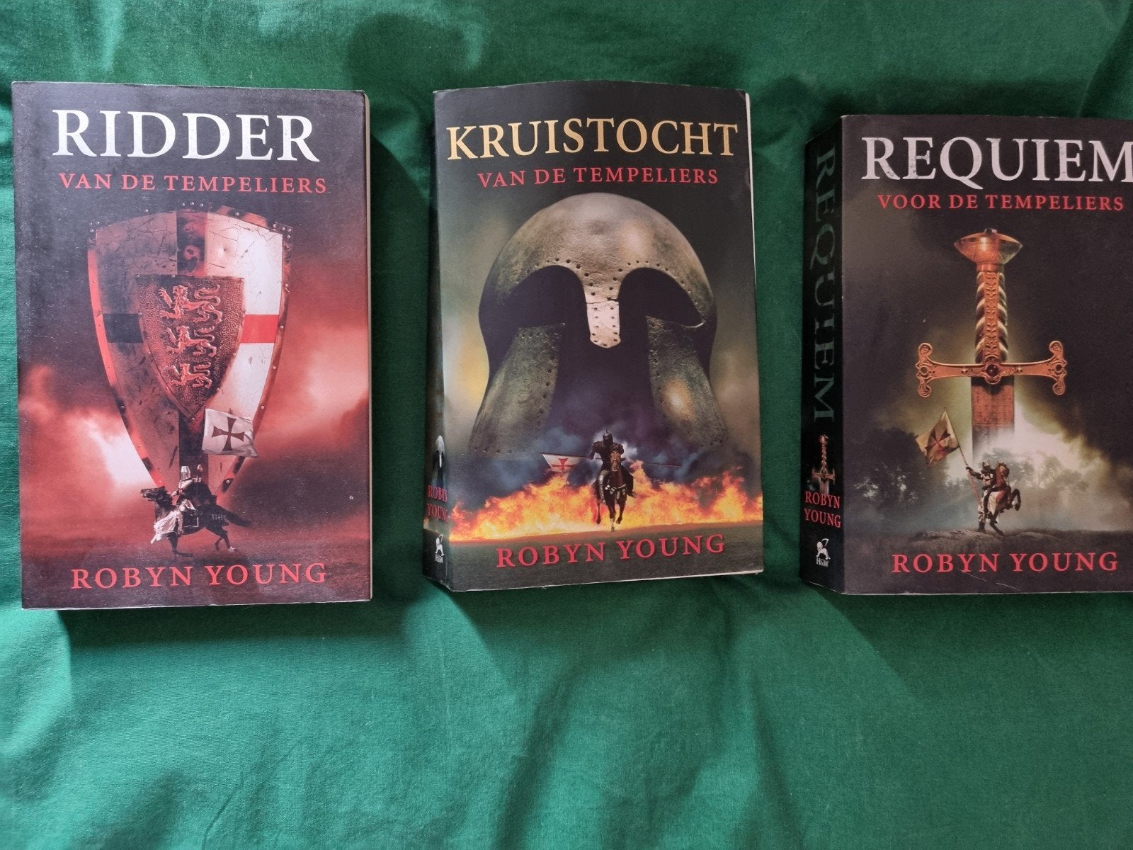 ridder, kruistocht en requim, trilogie, Ophalen of Verzenden, Zo goed als nieuw, Robyn young