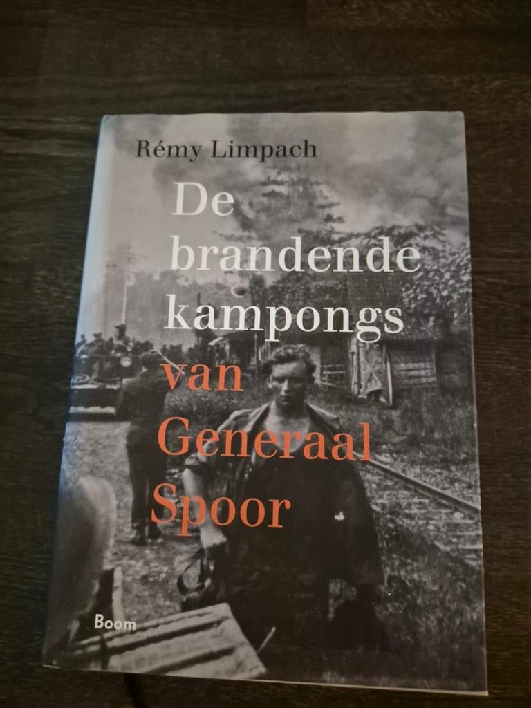 De brandende kampongs van Generaal Spoor - Rémy Limpach, Ophalen of Verzenden, 1945 tot heden, Zo goed als nieuw