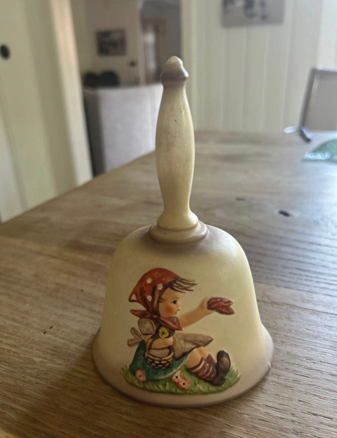 Goebel Hummel bel 1979 16 cm hoog Kleine beschadiging, Ophalen of Verzenden, Gebruikt, Hummel