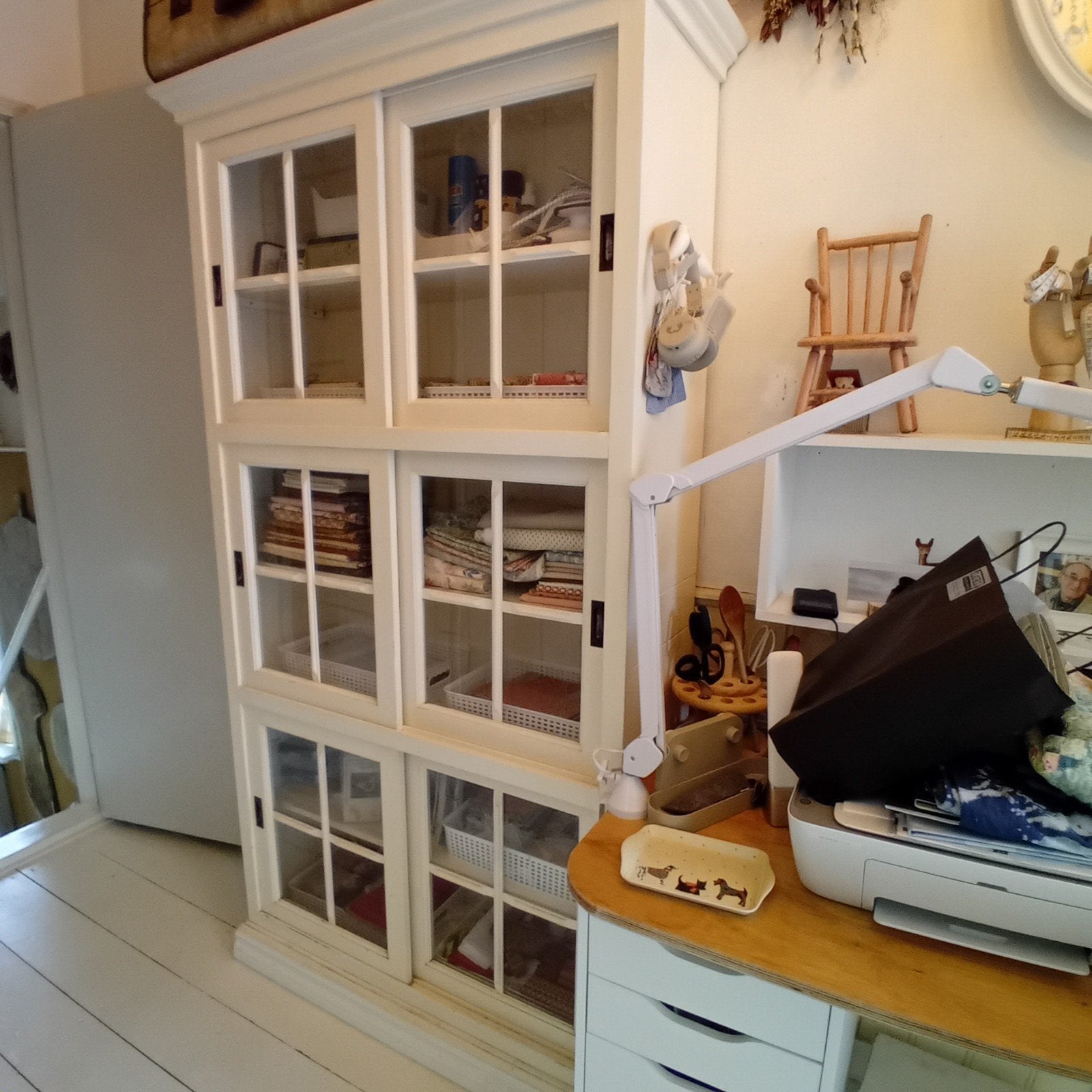 Witte houten vitrinekast met glazen schuifdeuren, Ophalen, Met plank(en), Gebruikt, 200 cm of meer