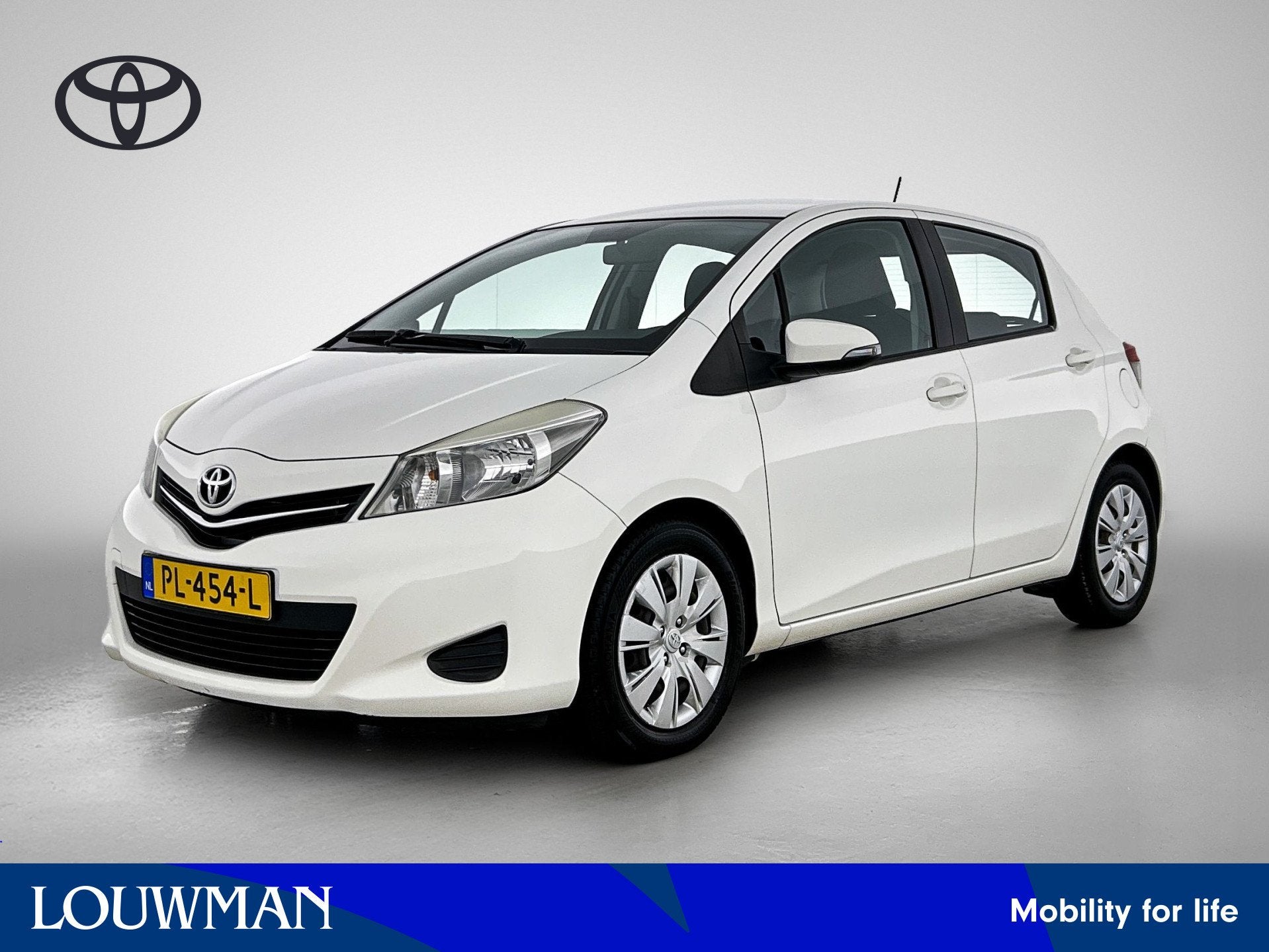 Toyota Yaris 1.3 VVT-i Aspiration (bj 2012, automaat), Auto's, Stof, Gebruikt, 4 cilinders, Wit
