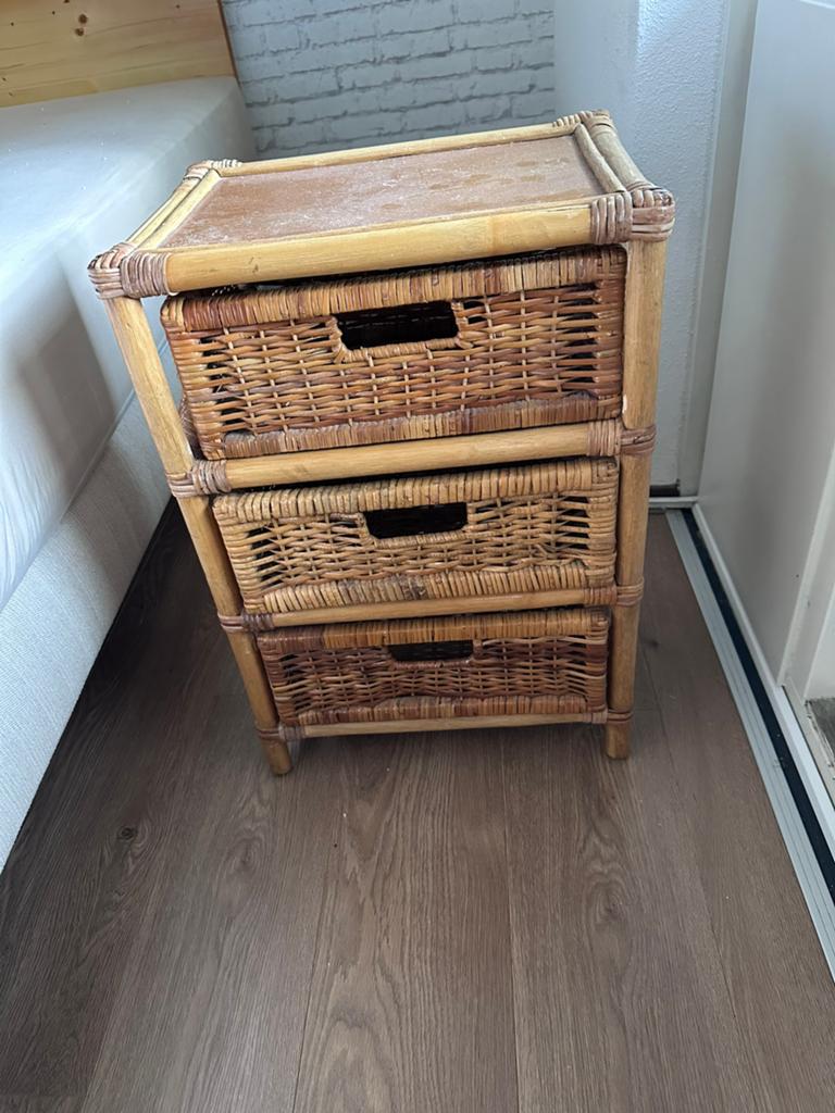 Gratis 2 rotan nachtkastjes, Ophalen, Minder dan 50 cm, Gebruikt, 3 of 4 laden