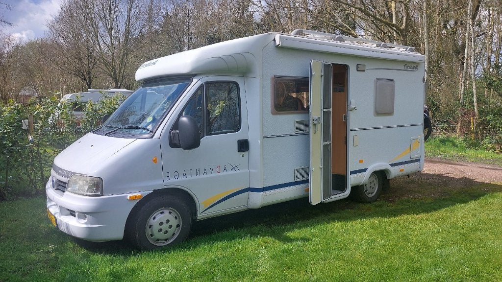 Compacte Dethleffs Camper - Ideaal voor 2-3 personen, Caravans en Kamperen, Standaard zit, Ringverwarming, Fiat, Koelkast