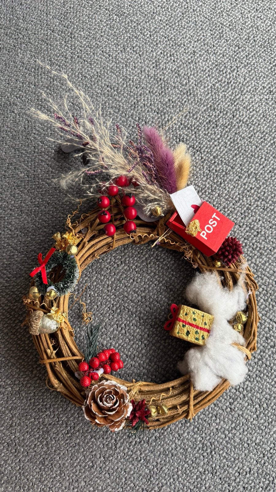 Handgemaakte Kerstkrans met Rode Bessen en Cadeautjes, Ophalen, Zo goed als nieuw, Krans, Natuurlijk materiaal
