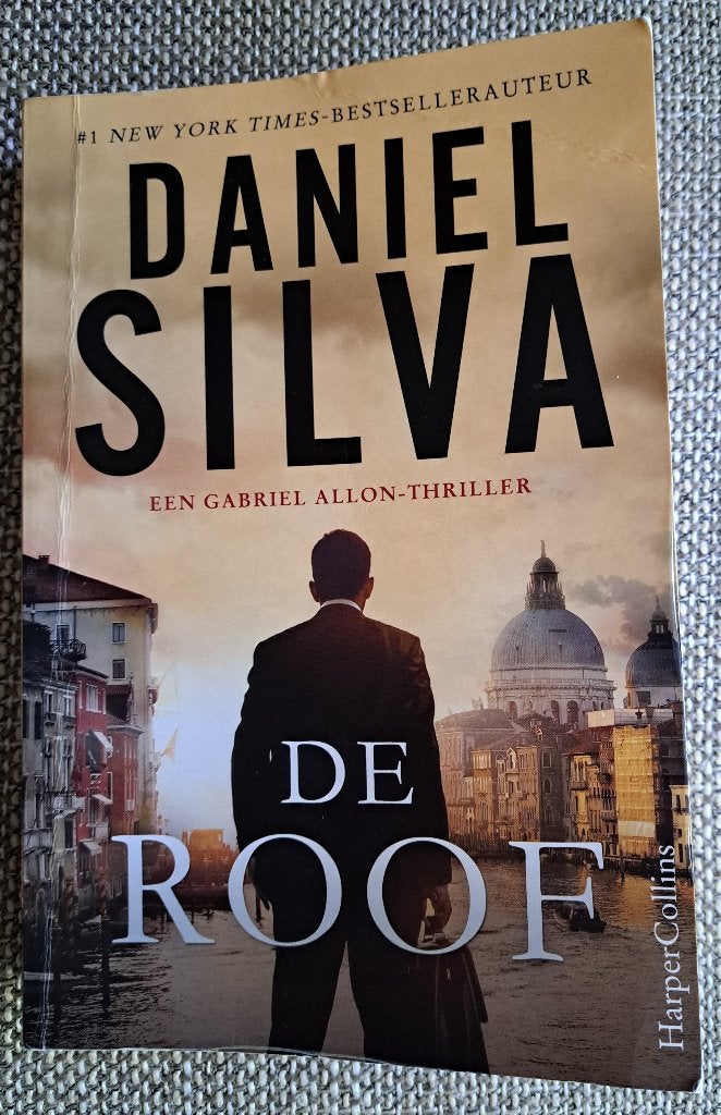 DANIEL SILVA – thriller     (gelezen, zit vouw in voorblad), Ophalen of Verzenden, Gelezen