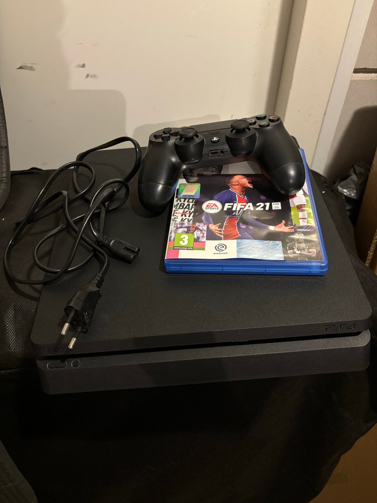 Playstation 4 met controller en FIFA 21, Ophalen, Gebruikt, 2 spelers, Eén computer