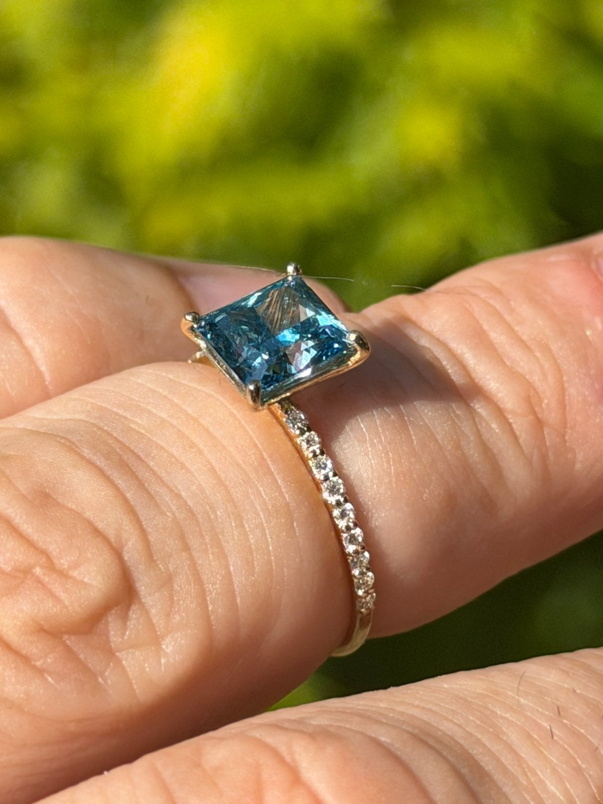 Gouden ring met blauwe VS1 vivid blue diamant, certificaat!, Blauw, Nieuw, Ophalen of Verzenden, 17 tot 18