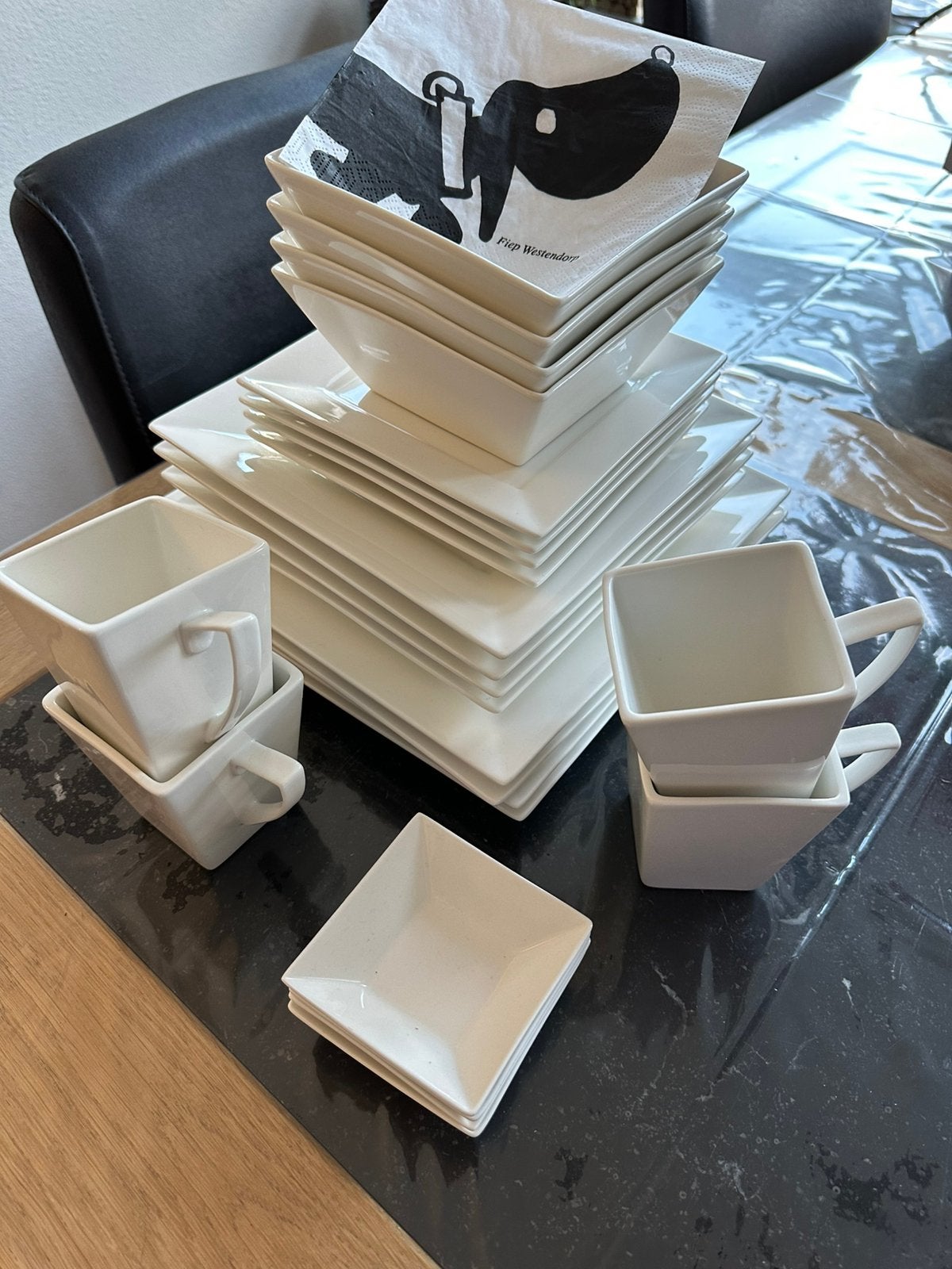 24 delig vierkant servies van Xenos, Ophalen of Verzenden, Zo goed als nieuw