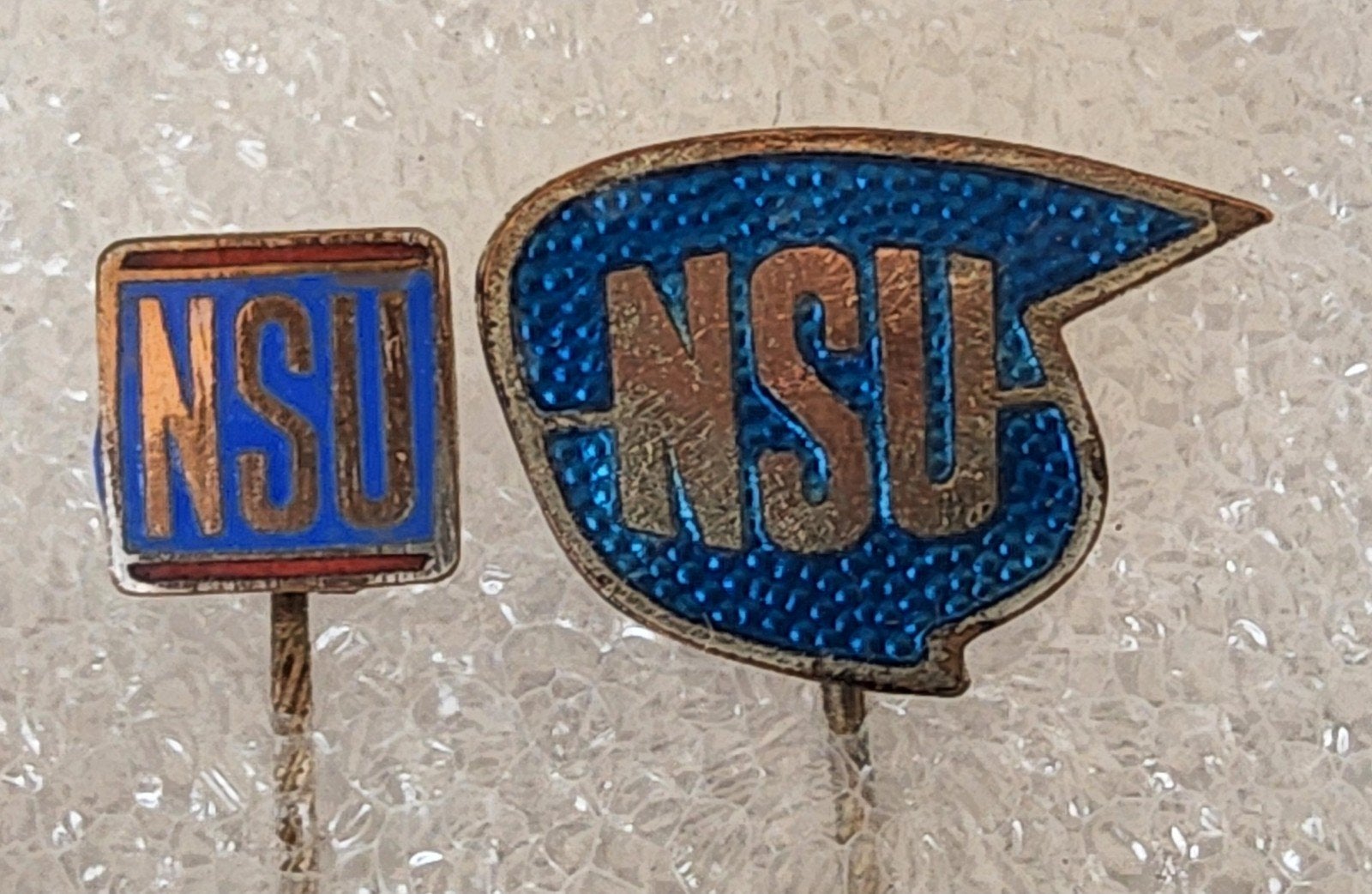 2 Emaille Speldjes NSU, Verzamelen, Ophalen of Verzenden, Gebruikt, Merk, Speldje of Pin