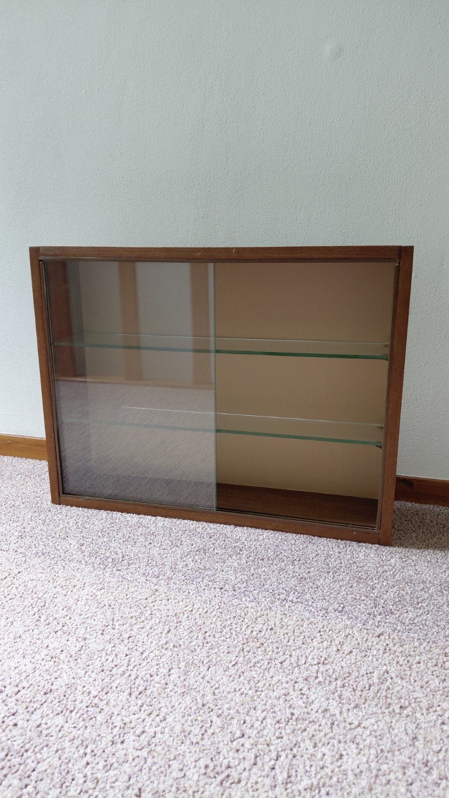 Vintage vitrinekastje met glazen schuifdeuren, Ophalen, Overige houtsoorten, Minder dan 25 cm, Minder dan 100 cm