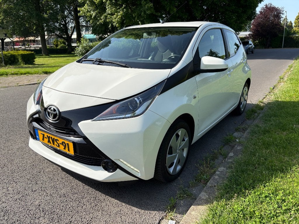 Betrouwbare, zeer nette witte Toyota Aygo, Voorwielaandrijving, Euro 5, Stof, Zwart