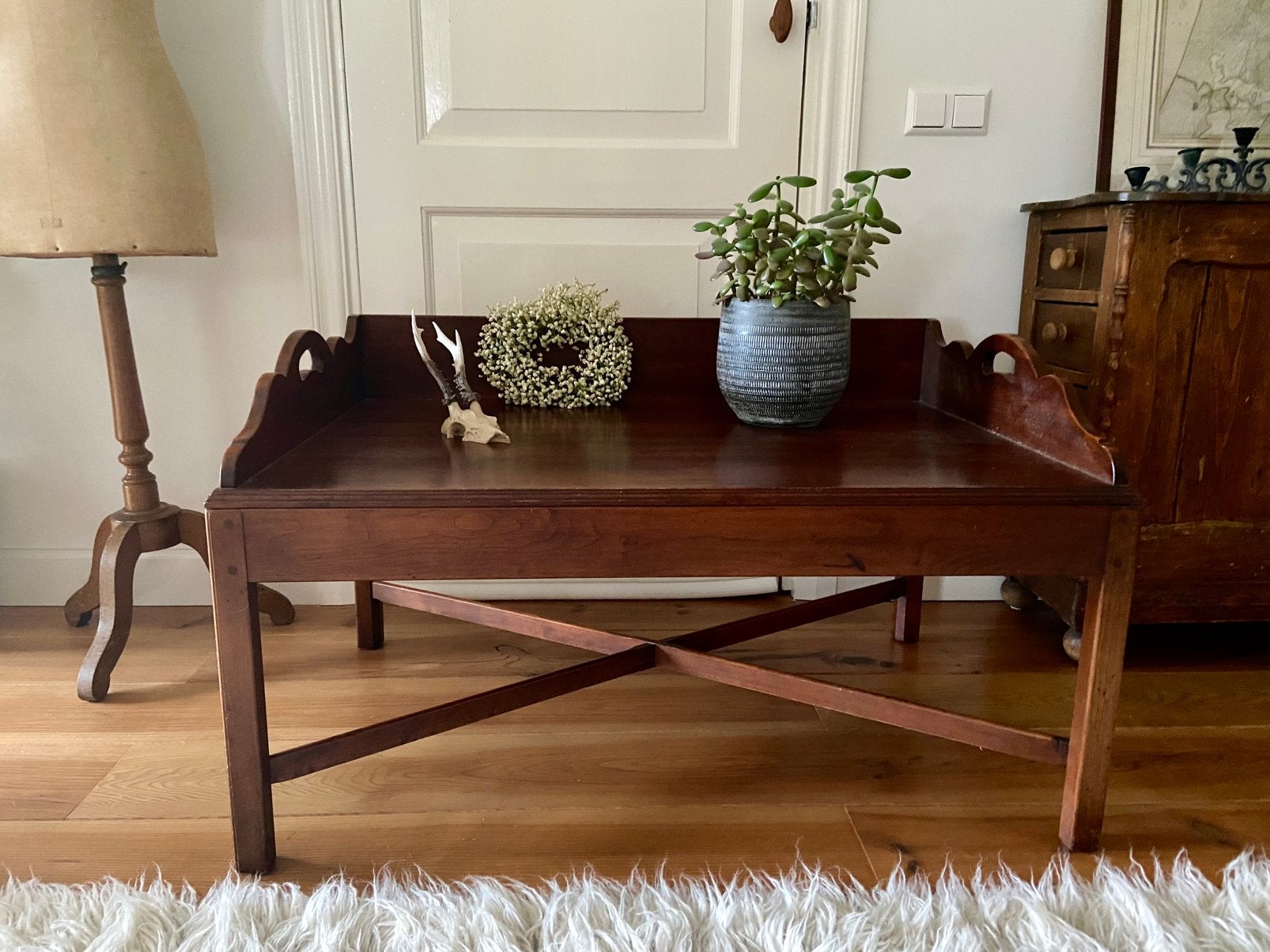 Te koop: mooie mahonie kleurige sitetable., Huis en Inrichting, Tafels | Sidetables, Ophalen of Verzenden, Zo goed als nieuw, 25 tot 50 cm