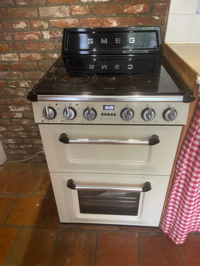 Smeg Fornuis met Afzuigkap - Crème, Zo Goed Als Nieuw, Ophalen, Wandschouwkap, Zo goed als nieuw, 400 tot 600 m³ per uur