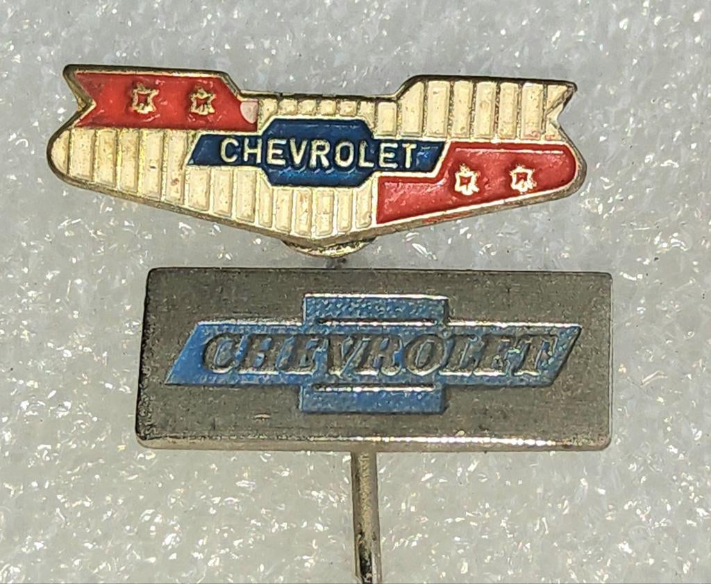 2 Vintage Chevrolet Speldjes, Verzamelen, Speldjes, Pins en Buttons, Ophalen of Verzenden, Gebruikt, Merk, Speldje of Pin