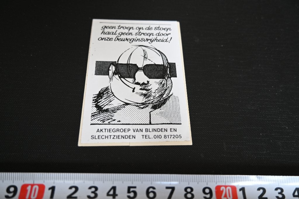 sticker Aktiegroep van blinden en slechtziende GEEN TROEP OP, Ophalen, Zo goed als nieuw