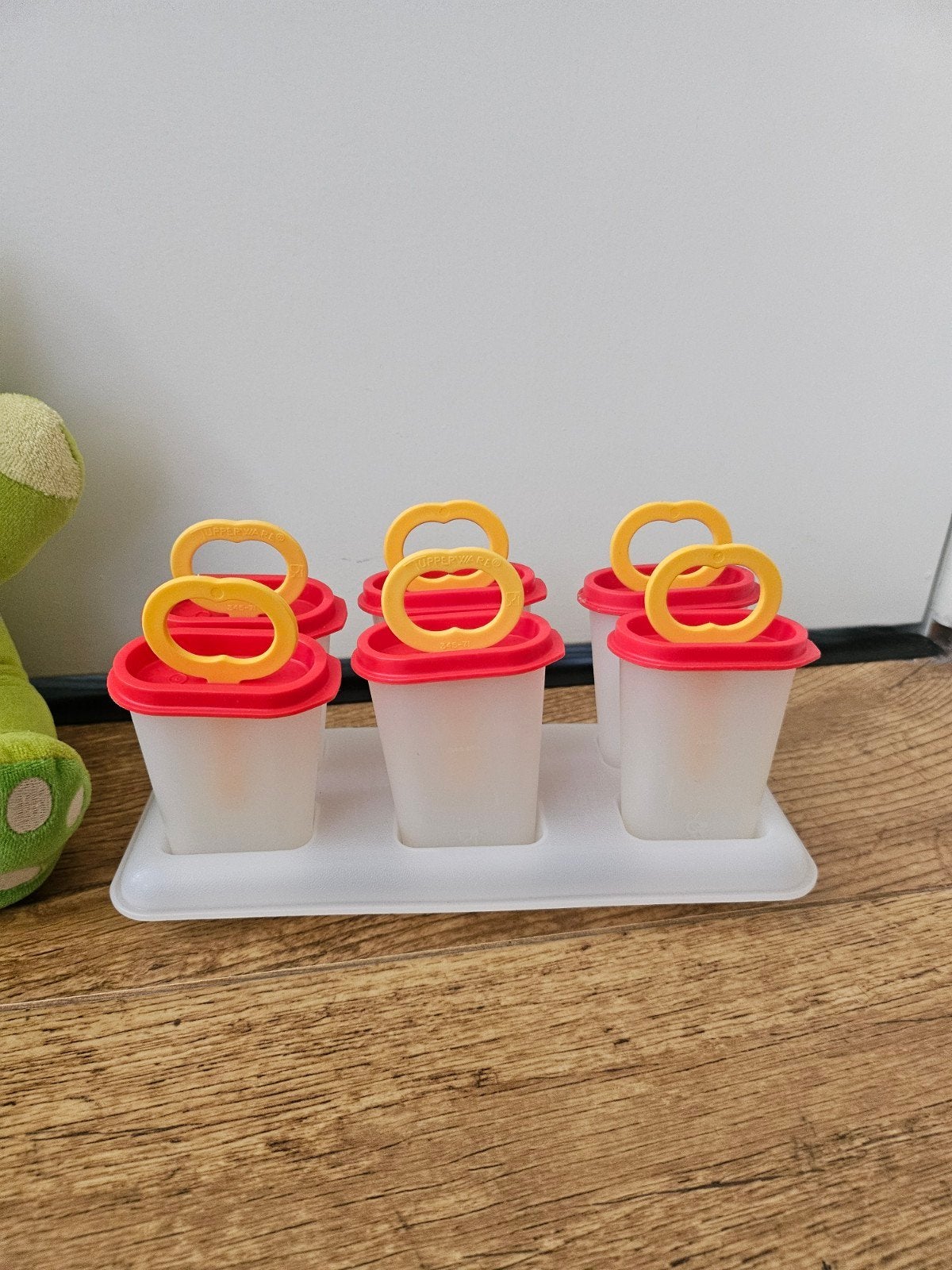 Tupperware ijsjes maker doorzichtig rood geel €7,50, Gebruikt, Geel, Overige typen, Ophalen of Verzenden
