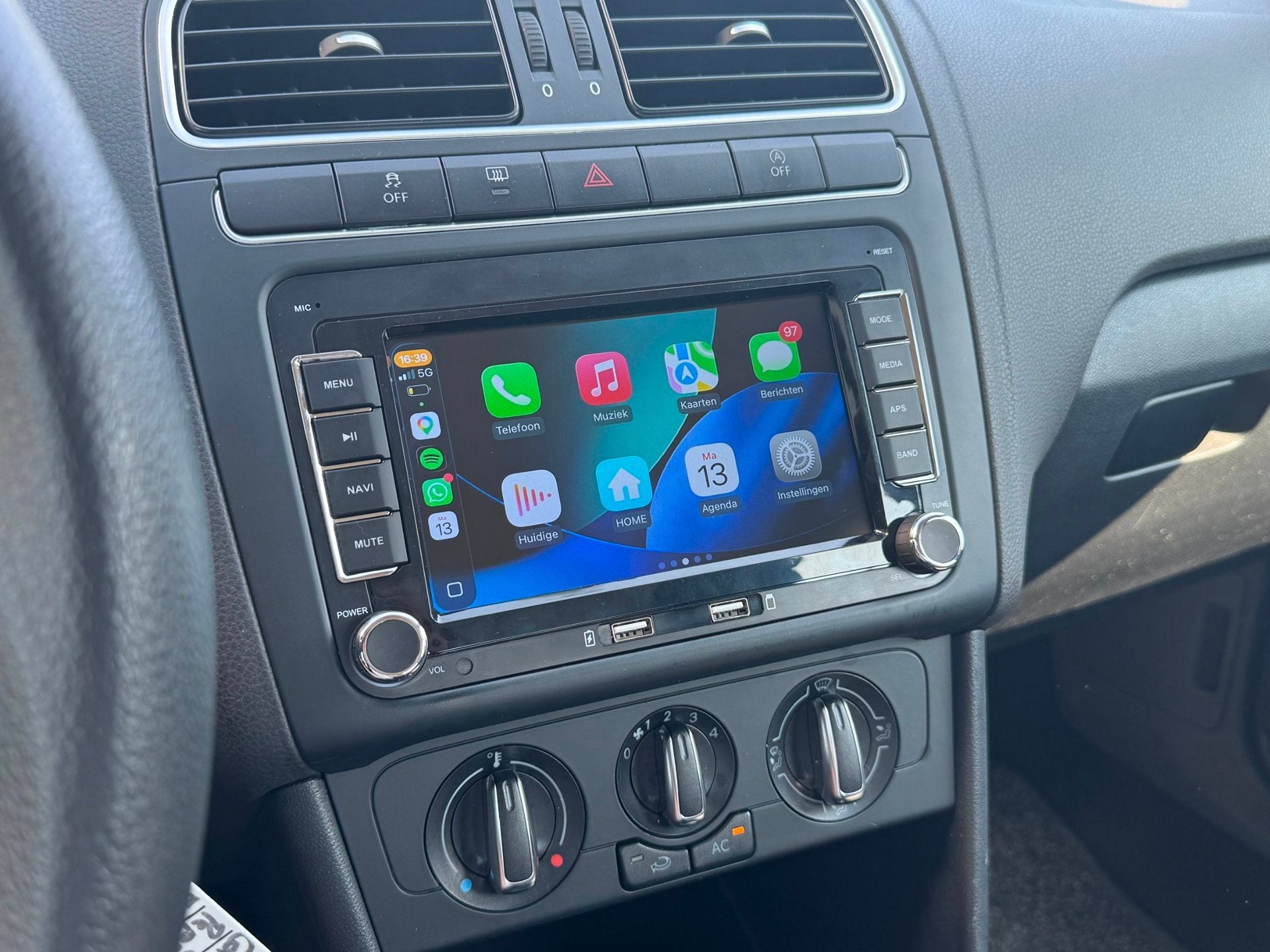 Volkswagen Polo 1.2 TSI BlueMotion | Camera | Apple Carplay, Voorwielaandrijving, Euro 5, Zwart, 4 cilinders