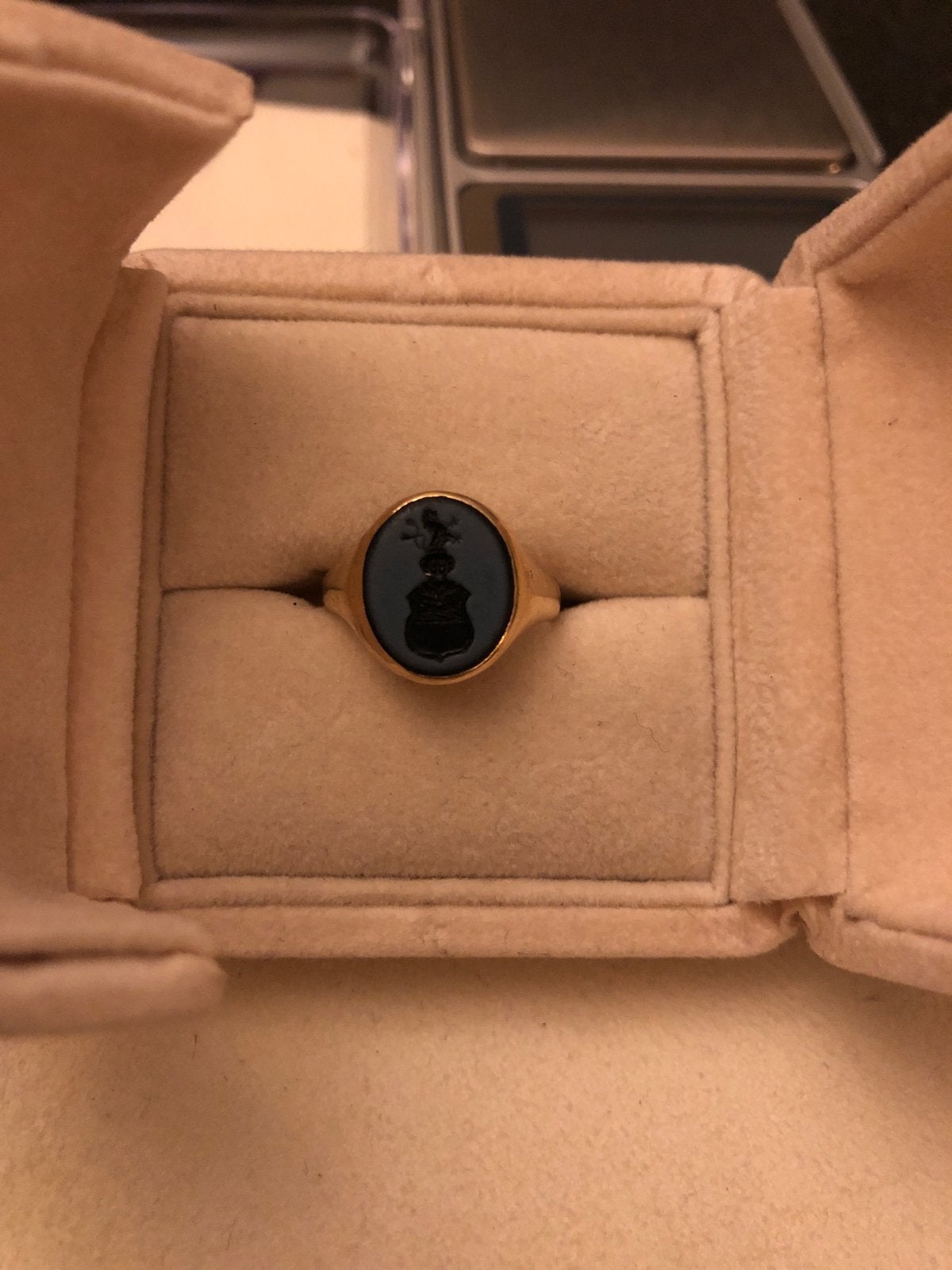 Gouden ring met blauwe lagensteen (zegelring), Antiek en Kunst, Ophalen of Verzenden, Goud