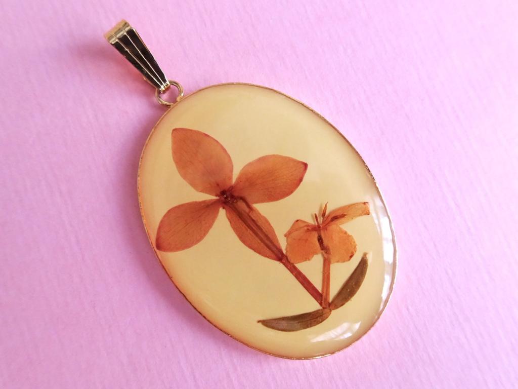 jw Vintage 70s droogbloemen bloemen ketting hanger geel goud, Verzenden, Overige materialen, Hanger
