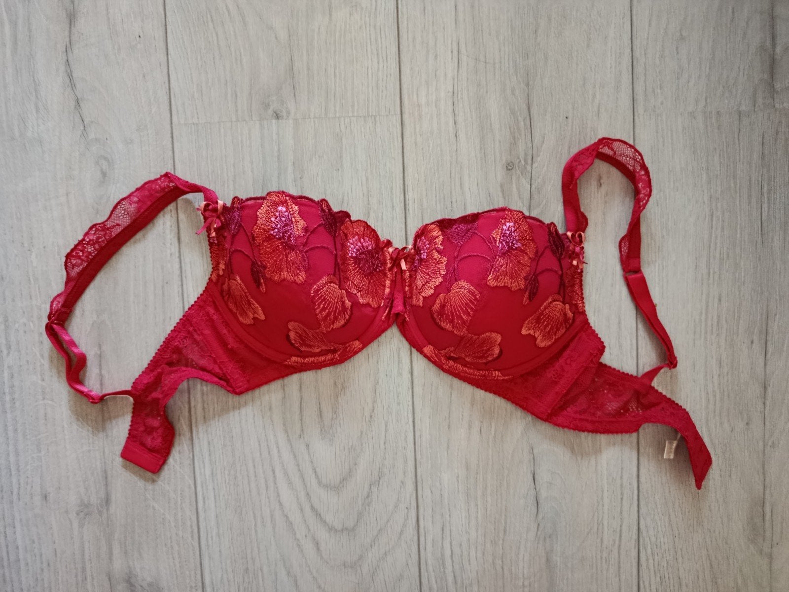 Hunkemöller rode BH met bloemenborduursel maat 80D, Kleding | Dames, Ondergoed en Lingerie, Hunkemöller, Ophalen of Verzenden