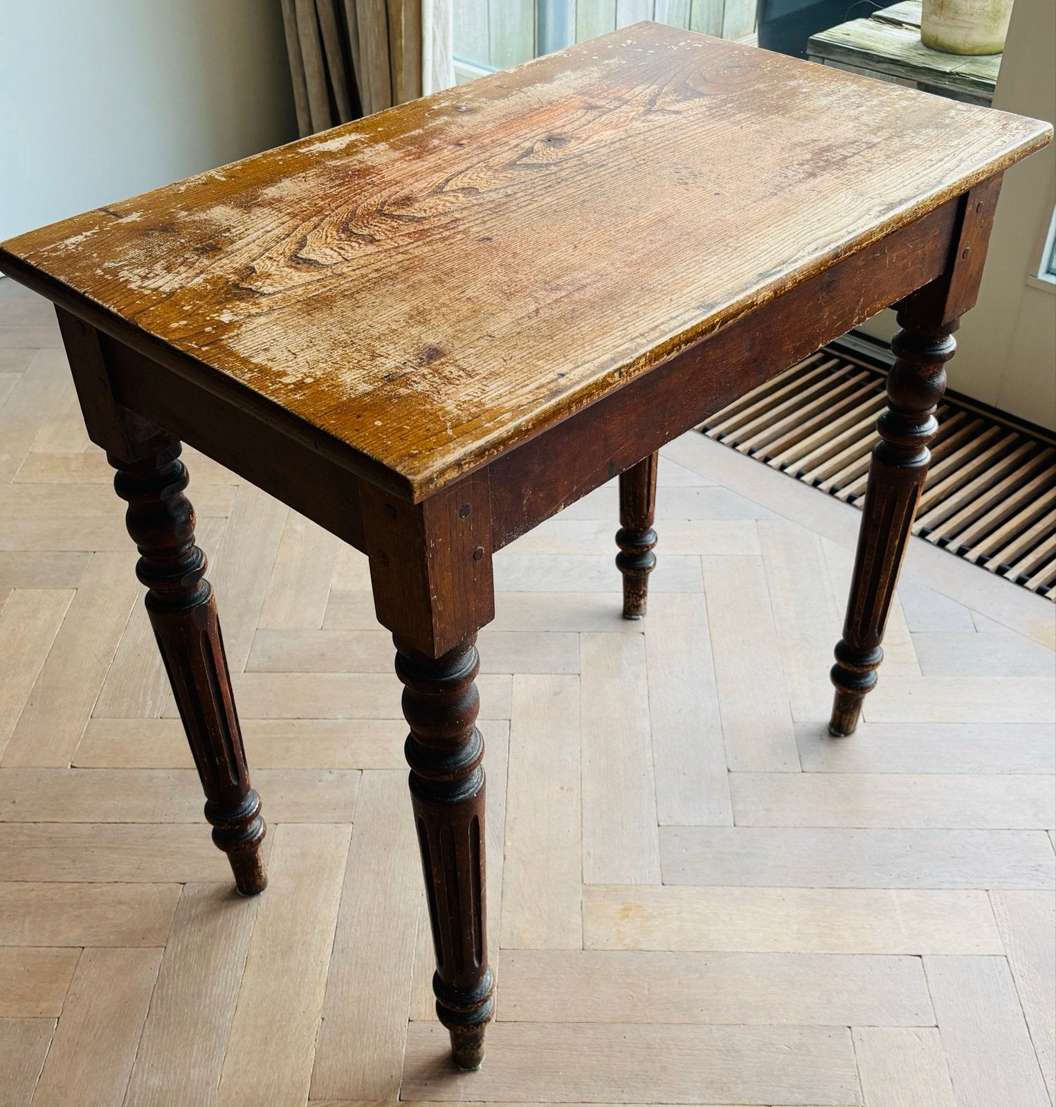 Antieke houten ( bijzet)tafel met gedraaide poten, Ophalen