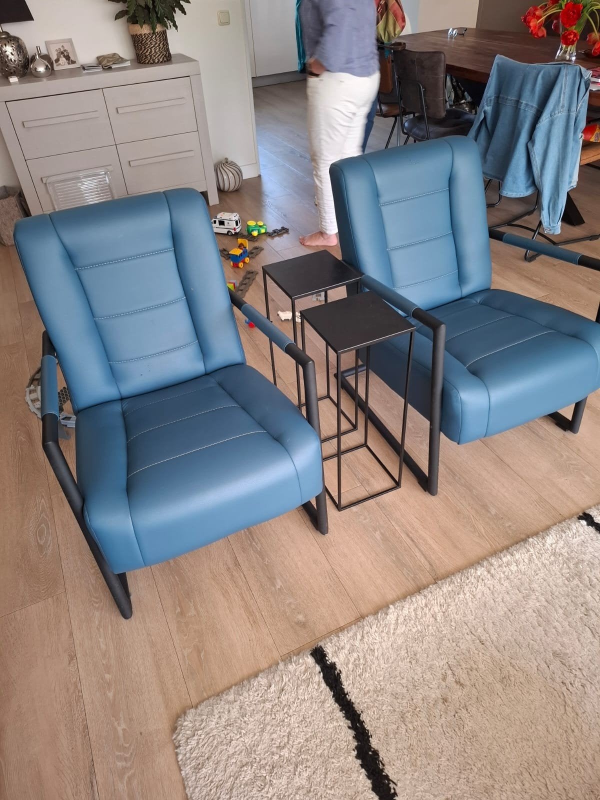 2x Blauwe Fauteuils met Zwarte Metalen Frame, Huis en Inrichting, Fauteuils, Ophalen, Modern, Industrieel, 75 tot 100 cm, Zo goed als nieuw