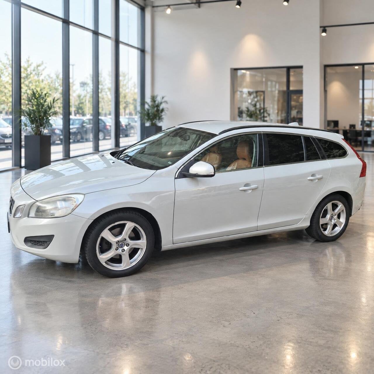 Volvo V60 2.0 D3 R-Design, Auto's, Voorwielaandrijving, Euro 5, 1502 kg, Gebruikt