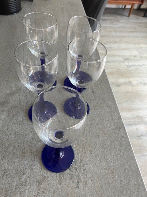 5 wijnglazen glaasjes blauwe voet vintage uit jaren '60, Antiek en Kunst, Antiek | Glas en Kristal, Ophalen of Verzenden
