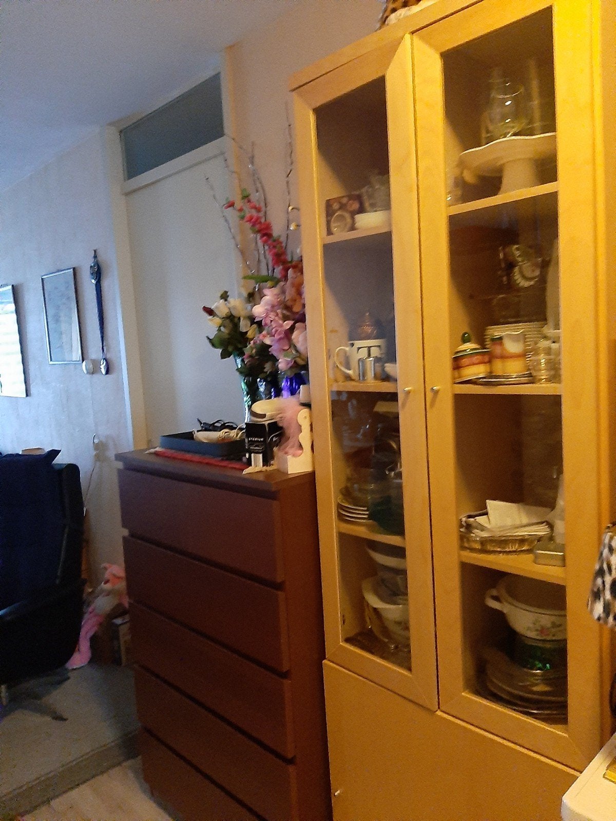Vitrinekast 100% orde en schoon, Huis en Inrichting, Ophalen, 50 tot 100 cm, Zo goed als nieuw, 150 tot 200 cm