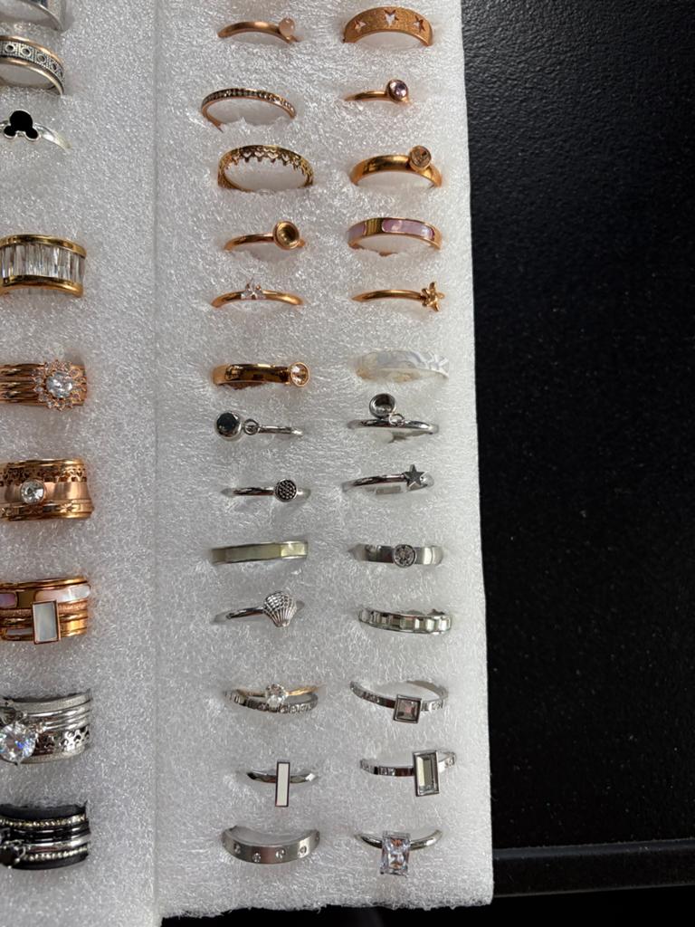 Heel veel ringen , merk ixxxi en een aantal 925 zilver, 18 tot 19, Ophalen of Verzenden, Zo goed als nieuw, Dame