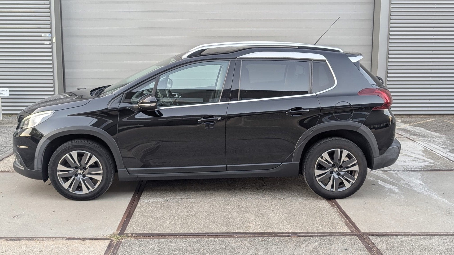 Peugeot 2008 1.2 PureTech Blue Lion Automaat l Leder 2018, Euro 6, 1199 cc, 1165 kg, Zwart