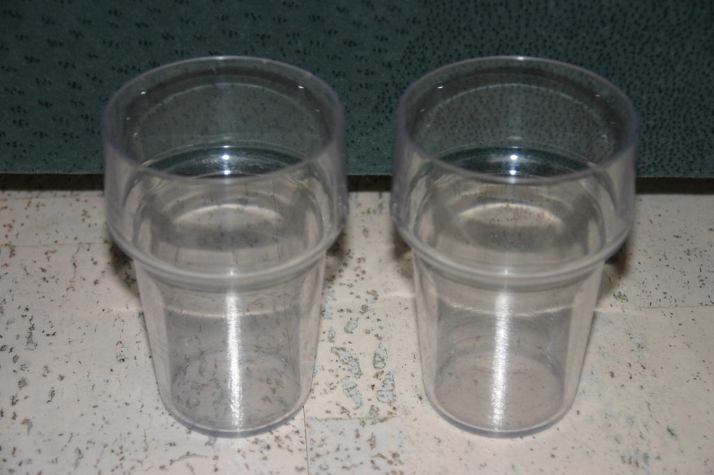 2 Bierglazen hard plastic in goede staat, Caravans en Kamperen, Ophalen of Verzenden, Gebruikt