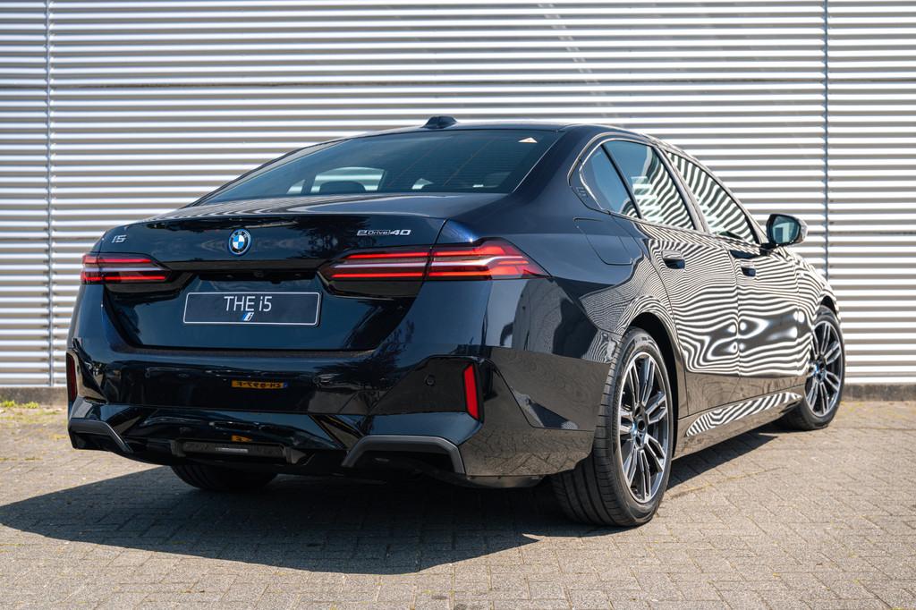 BMW i5 eDrive40 M Sport / Adaptieve LED / Parking Assistant, Auto's, BMW, Automaat, 81 kWh, Achterwielaandrijving, Zwart