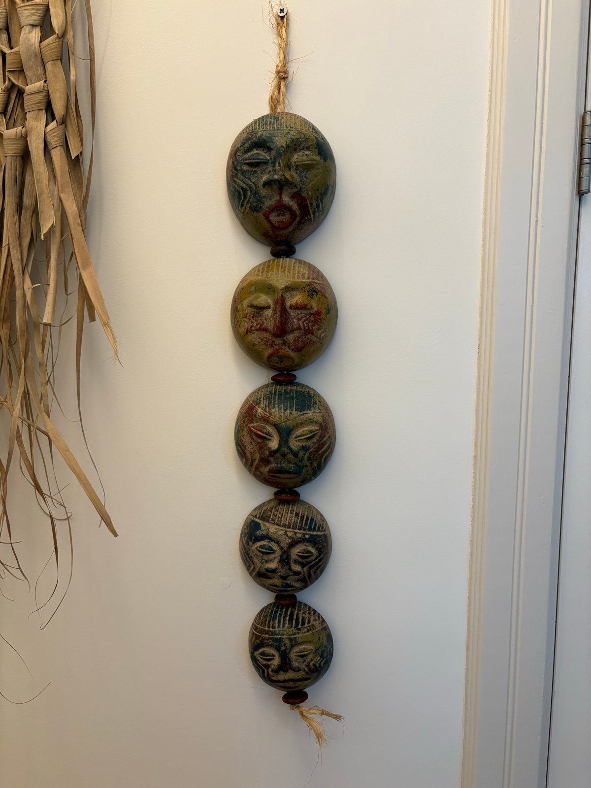 Decoratieve Wandhanger met Afrikaanse Maskers - 86 cm, Antiek en Kunst, Hout, Wanddecoratie, Afrika, Handgemaakt