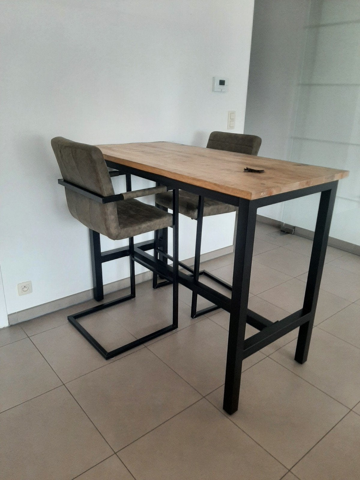 Bartafel met 2 stoelen, Ophalen, Zo goed als nieuw, Inclusief barstoelen