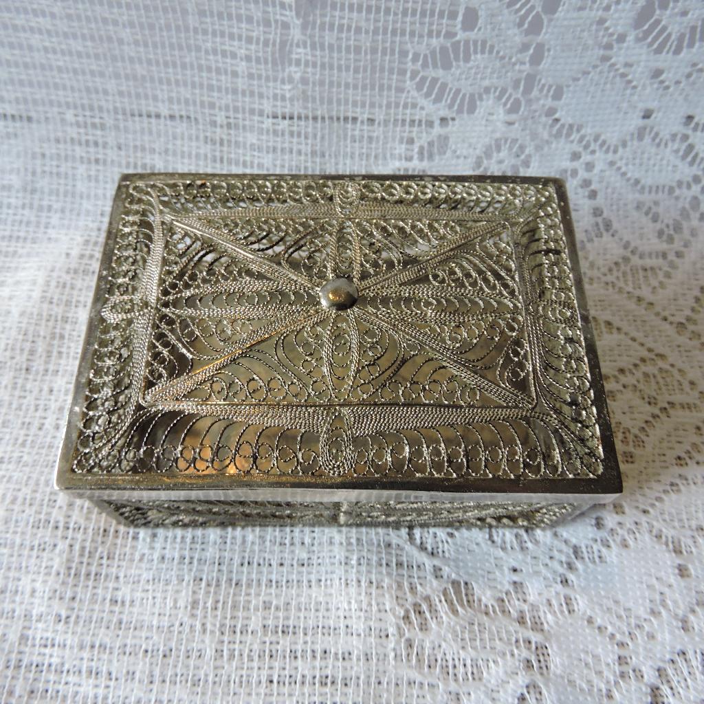 Mooi opengewerkt filigrain doosje trinkit box, Antiek en Kunst, Curiosa en Brocante, Ophalen of Verzenden