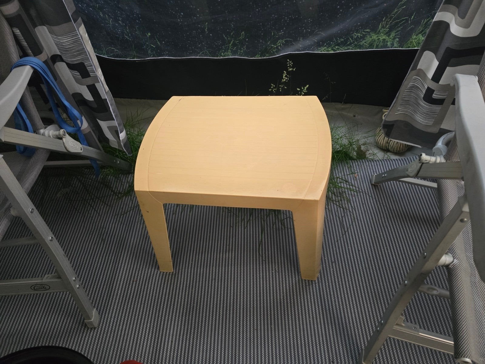 Geel tuintafel bijzettafel tafel tuin camping, Ophalen of Verzenden, Gebruikt, Kunststof