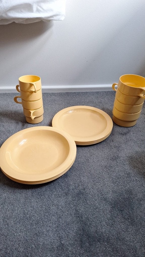 campingservies 4 borden/diepe borden/koffiebekers/soepkommen, Ophalen, Zo goed als nieuw