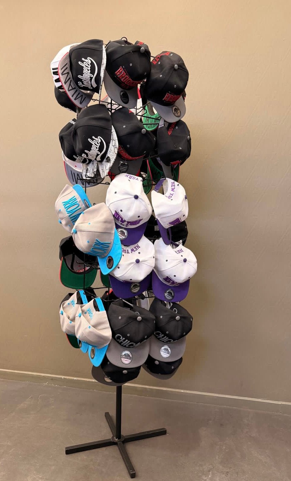 Partij petten cap 45 stuks inclusief molen display, Ophalen, Nieuw