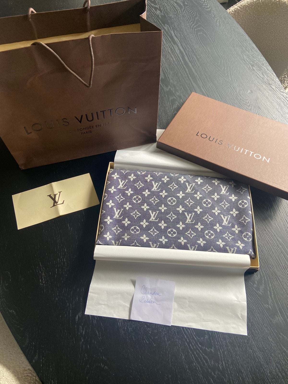 Louis Vuitton monogram sjaal denim incl bon, doos en tas, Ophalen of Verzenden, Zo goed als nieuw, Maat 46/48 (XL) of groter, Sjaal