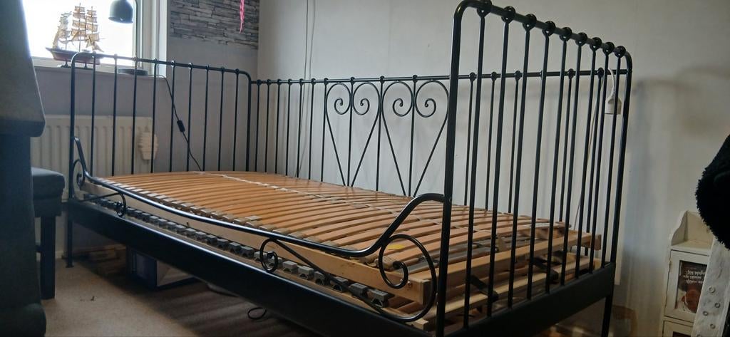 Ikea bed 90  breed 200  lang  zwart metaal, Ophalen, Bedbank ikea, Gebruikt, 90 cm