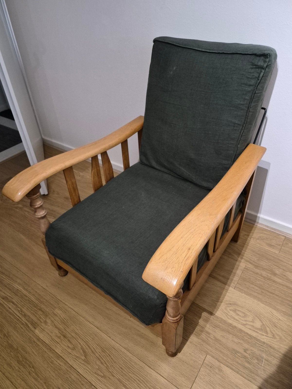 Vintage rookstoel met houten frame en groene kussens, Ophalen, Gebruikt, Vintage, 75 tot 100 cm