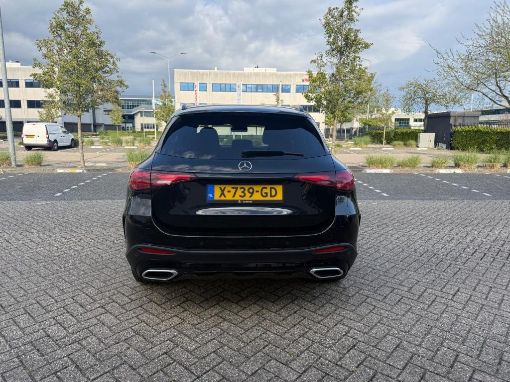 Mercedes-Benz GLC 300e AMG Line 313pk 4MATIC 2023 Zwart, Auto's, 4 cilinders, Leder en Stof, Zwart, Vierwielaandrijving