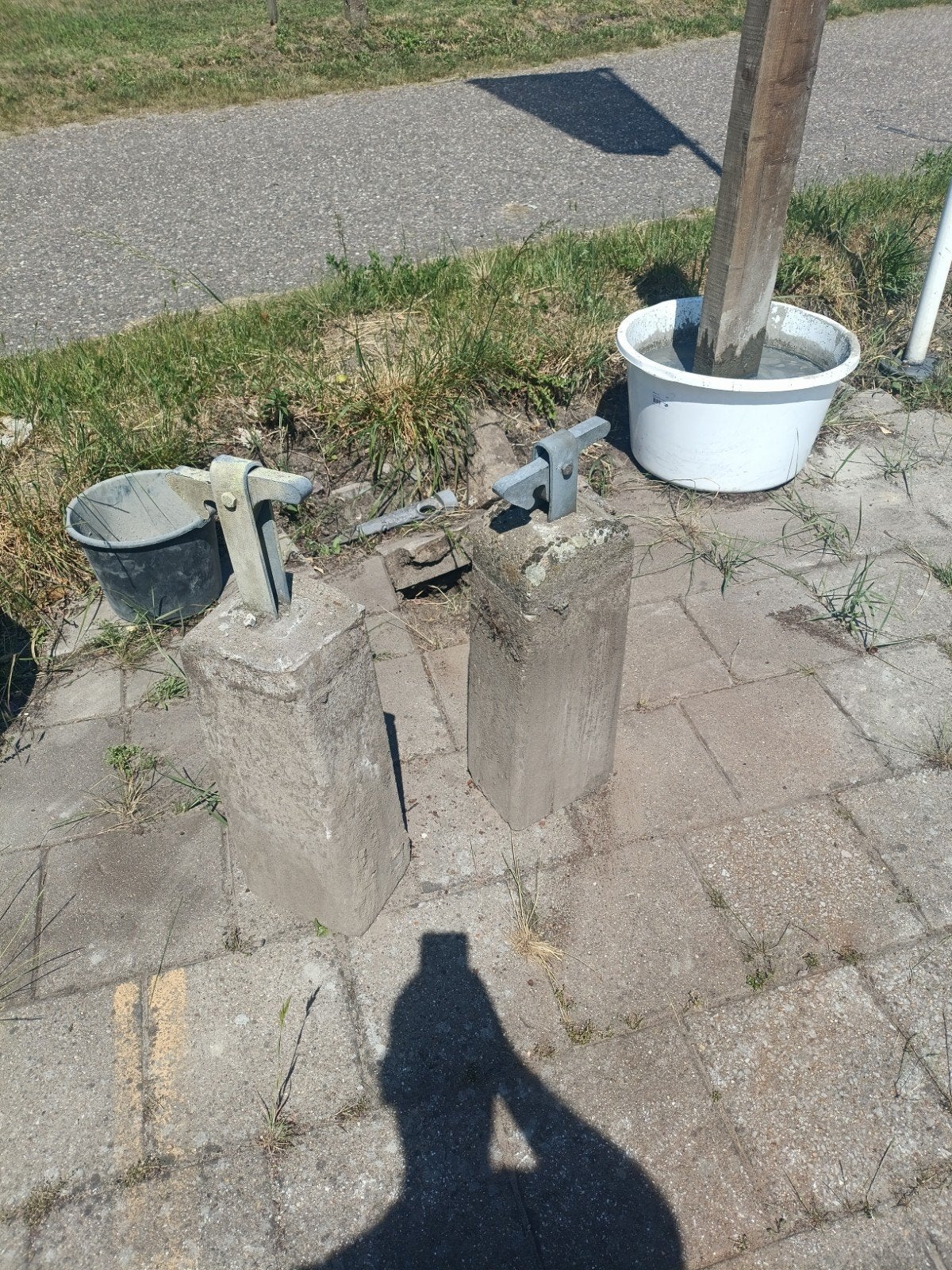 Betonnen palen met metalen beugels, Ophalen of Verzenden, Gebruikt
