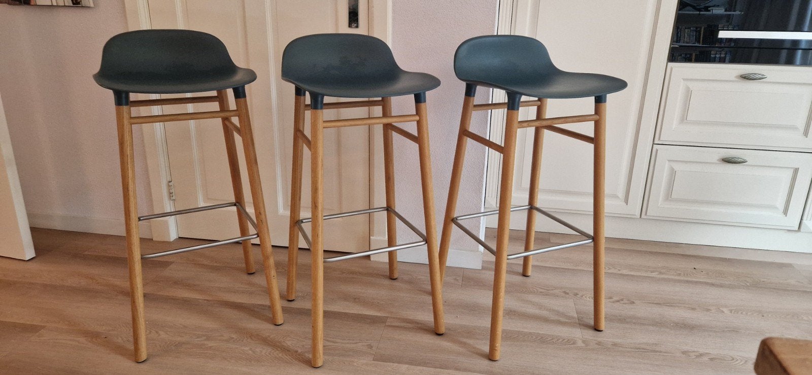 Set van 3 Normann Copenhagen Form barkrukken, Met voetsteun, 60 tot 90 cm, Zo goed als nieuw, 3 krukken
