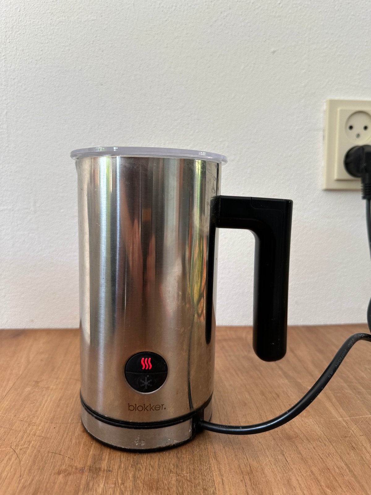 Blokker Melkopschuimer voor cappuccino en ijskoffie, Witgoed en Apparatuur, Melkopschuimers, Ophalen of Verzenden, Gebruikt, Elektrische melkopschuimer
