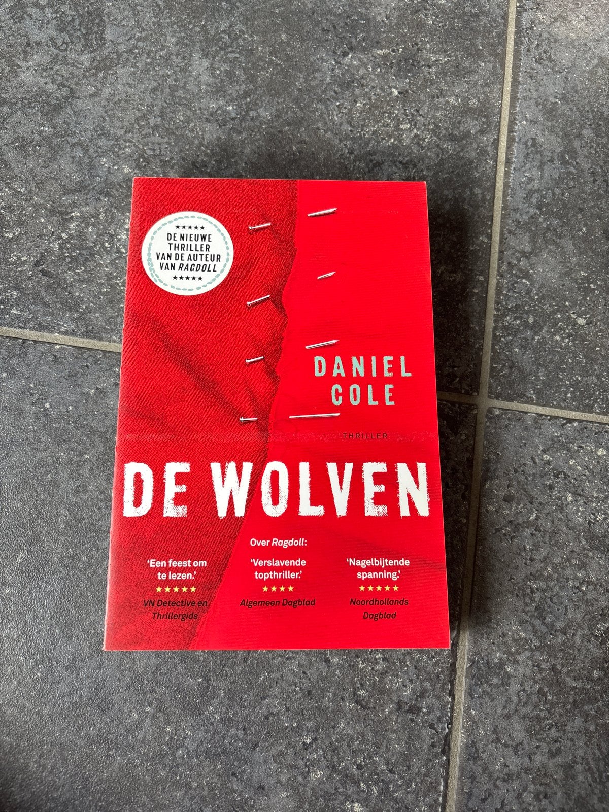 De Wolven - Daniel Cole (Thriller), Ophalen of Verzenden, Zo goed als nieuw